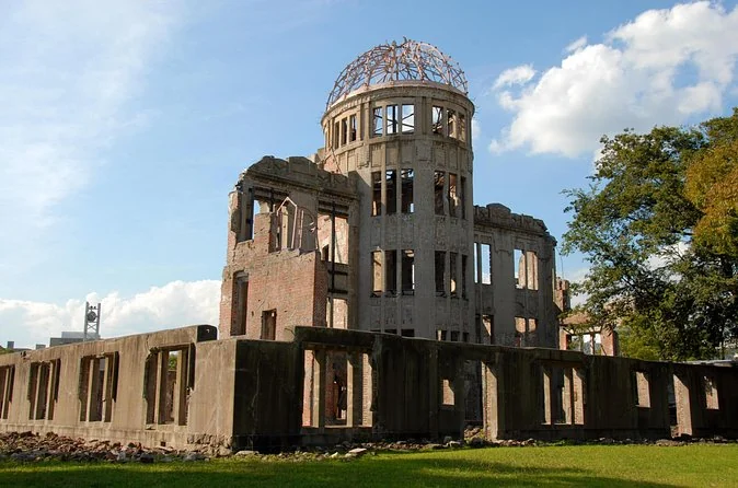 Die Ruine der Atombombenkuppel in Hiroshima unter blauem Himmel